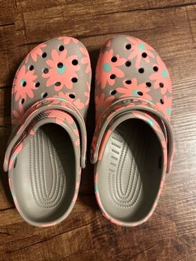 Women’s Floral Croc Clog Sandals - Pink Flowers on Taupe